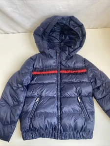 Chaqueta acolchada Gucci para niños azul marino con detalles de volantes rojos - Imagen 1 de 14
