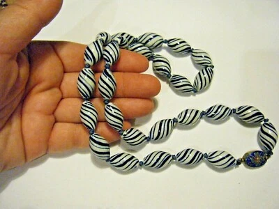 Colar vintage chinês redemoinho branco e azul contas de cerâmica com nós 25"  - Imagem 1 de 4