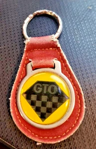 LLAVERO VINTAGE AÑOS 70 AMARILLO PONTIAC GTO CUERO METAL LLAVERO LQQK - Imagen 1 de 3
