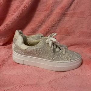Betsey Johnson Women's SB Bret Sneaker Shoes With Pearls Sz 6.5M - Picture 1 of 5