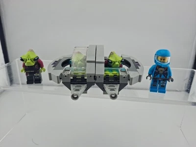 LEGO Alien Pilot Minifigure From Conquest Jet-Copter Encounter Set 7067 - Image 1 of 3