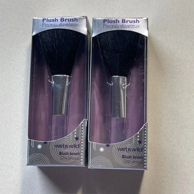 2x Wet n Wild Plush Blush Brush #953 Chic Pinceau - Image 1 of 4