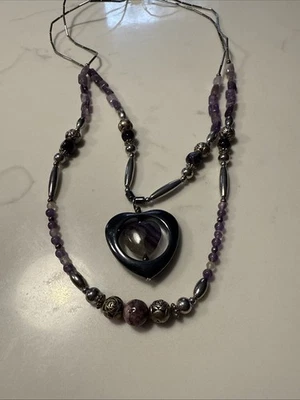Collar con dije de corazón de amatista y tono plata con cuentas de dos hilos 23 pulgadas. Foto 1 de 4