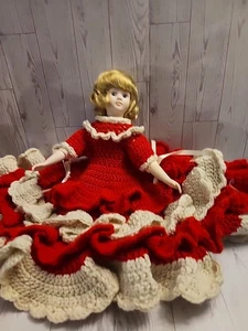 Vintage 16 Zoll Bettpuppe mit handgefertigtem gehäkeltem Kleid rot und beige Porzellanpuppe - Bild 1 von 4