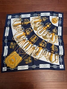 HERMES CLIQUETIS 34" quadratischer blau/weißer Schal mit Schwertern und Sporran - Bild 1 von 4