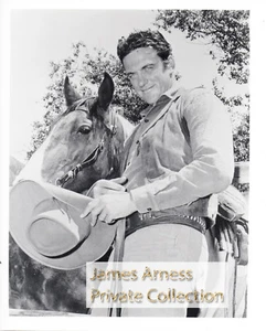 Cappello James Arness collezione privata Gunsmoke Marshal Dillon in mano 8 x 10 - Foto 1 di 2