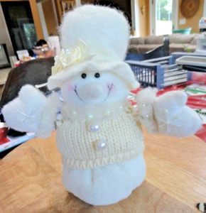 PLÜSCH DAMEN SCHNEEMANN / STRICK PULLOVER / FILZHUT und FÄUSTLINGE / WEISSES BAND & PERLEN - Bild 1 von 8