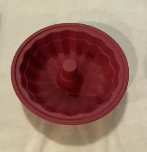 JELL-O Brand 16-Point Bundt Style Jello Gelatin Mold 7.75in Magenta Silicone Red - Picture 1 of 2