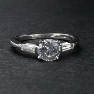 CZ Solitaire Ring - CZ Set Shoulders - 9ct White Gold - Small UK Size L - Foto 1 di 13