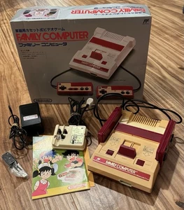 Consola Nintendo Famicom en Caja HVC-001 Probada Japón Importación Vendedor de EE. UU. - Imagen 1 de 17