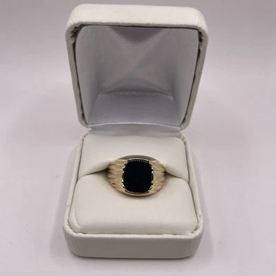 MENS 14 KT YELLOW GOLD BLACK ONYX GEMSTONE RING SIZE 10 5.0 GRAMS W/BOX - Image 1 of 4