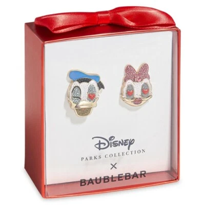 Pendientes con joyas de corazones de amor de Donald y margarita de los parques de Disney de BaubleBar Foto 1 de 3