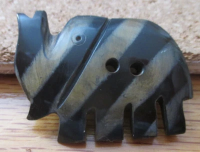 1-Elefante a rayas negras y marrones en un botón de cuerno negro #03 40,13 mm x 30,63 mm Foto 1 de 2