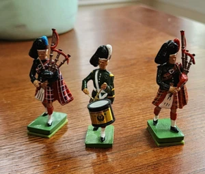 3 Britain's Bagpipe 2002 Gordon Highlander and Scots Guard Ceremonial Figures - Picture 1 of 16