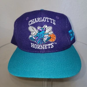Vintage CHARLOTTE HORNETS SPORTSPEZIALITÄTEN jung ein Druckknopflasche MÜTZE NEU alter Lagerbestand - Bild 1 von 8