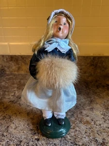 1998 Byers Choice Ltd The Carolers Victorian Child Holding Brown Muff - Picture 1 of 9