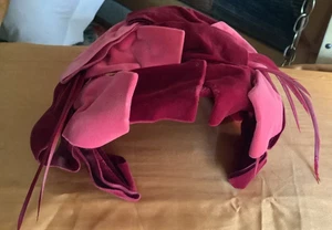 Moderno Miss Mujer Terciopelo Granate DE COLECCIÓN Pastillero Sombrero Plumas - Imagen 1 de 5