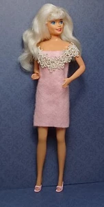ABITO IN FELTRO ROSA CHIARO CON RIFINITURE AVORIO-ADATTI FASHION DOLLS 11" pattlancaste-5 - Foto 1 di 11