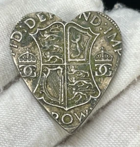 Moneda de plata de media corona de Gran Bretaña hecha en forma de corazón - Imagen 1 de 4