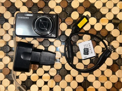 Cámara digital Samsung PL120 14,2 MP plateada con pantalla selfie, cargador, tarjeta SD Foto 1 de 4