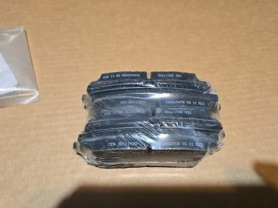 Pastillas de freno de disco - Premium Ceramic Centric 301.17930 se adapta a 15-20 Ford Mustang trasero Foto 1 de 4