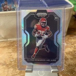 2020 Panini Chronicles Prizm Black Silver Clyde Edwards-Helaire Rookie RC #PB-5 - Bild 1 von 6