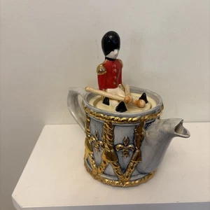 Vintage Swineside The Teapottery Soldier Drum drummer Teapot royal gold 7” - Picture 1 of 10