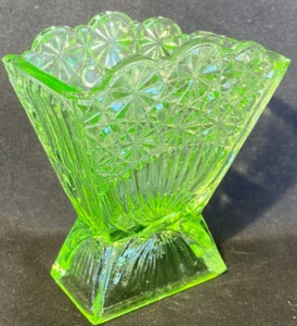 Green Vaseline glass Daisy & button pattern flower rose fan vase uranium yellow - Picture 1 of 24