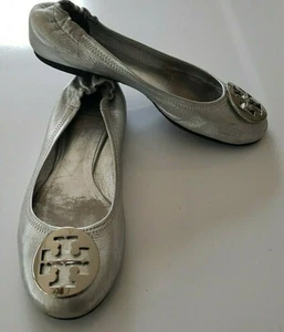 Tory Burchđź’•Minnie Silver Leather Emblem Logo Flats 7 M - Picture 1 of 4