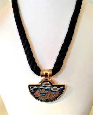 COLGANTE MEDIA LUNA FREY WILLE en TORSADE DE SEDA. GUSTAV KLIMT 'PISO'. CNDTN como nuevo Foto 1 de 4