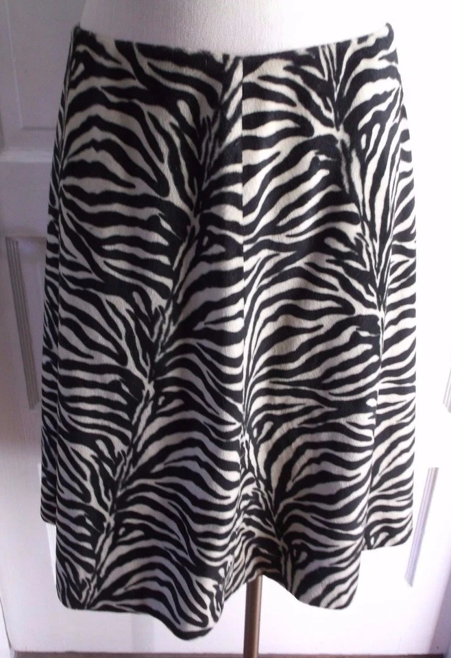 Falda oscilante Betsey Johnson New York estampado animal cebra piel sintética línea A para mujer 10 Foto 1 de 4