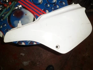 ⭐SUZUKI TSR125 TSR 125 PANEL LATERAL IZQUIERDO TRASERO CARENADO CUBIERTA 47211 03D00 ⭐ - Imagen 1 de 4