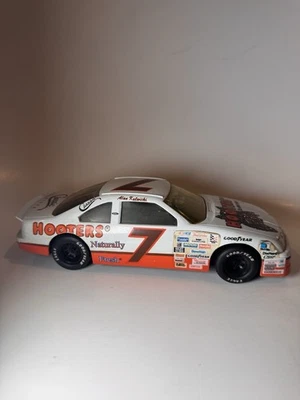 Coche diecast Alan Kulwicki #7 1995 Ford Thunderbird Hooters Bank Foto 1 de 4