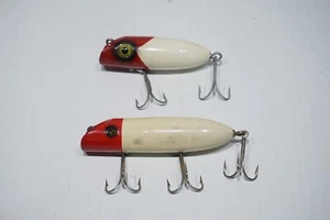 VINTAGE SOUTH BEND BABE-ORENO & UNMARKIERTE ROT & WEISS WOBBLING-MOTION HOLZKÖDER - Bild 1 von 6