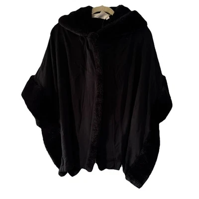 Ruana/capa con capucha de piel sintética negra Chico's Delphine talla única Foto 1 de 4