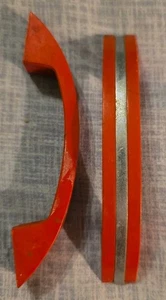 Vintage rote Kunststoff und Chrom Schranktürgriffe Küchengriffe - Bild 1 von 7