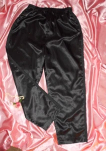 Große kurze schwarze glänzende Satin Lounge Hose Smoking Seitenstreifen 27,5" Innennaht Neu ohne Etikett - Bild 1 von 6