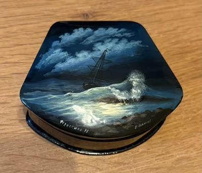 Fedoskino ruso pintado a mano caja barco en tormenta en el mar B. Bonmead 98 Foto 1 de 4