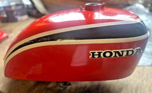 honda cb 750 four depósito y lateral revestimiento usado rojo - Imagen 1 de 9