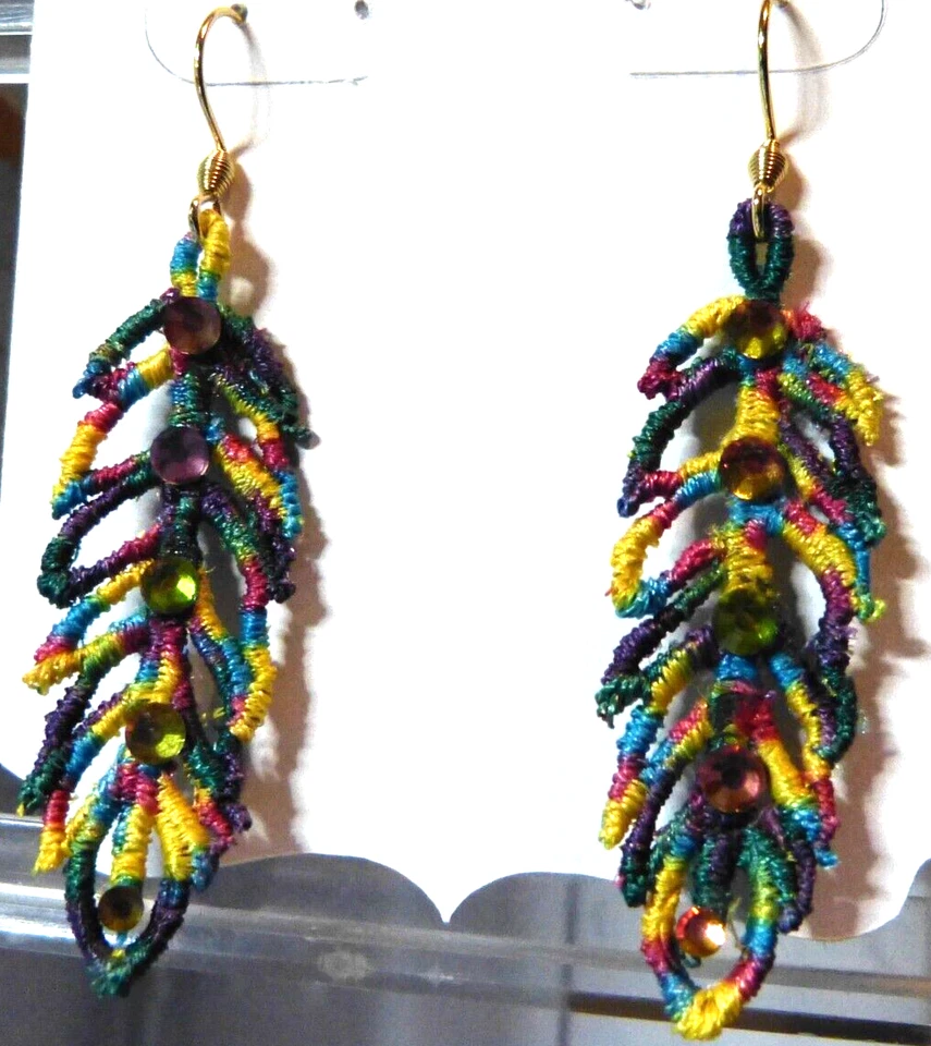 Pendientes de plumas multicolores bordados. Hecho con Swarovski en el centro. Foto 1 de 1