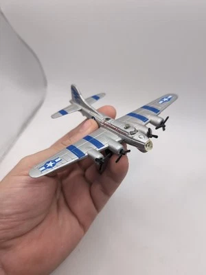 Avión fundido a presión Maisto B-17G Flying Fortress Foto 1 de 3