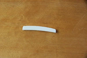 BONE NUT KNOCHENSATTEL FÜR FENDER STRAT®/TELE® GEBOGEN+GEKERBT 9.5+10 R. VINTAGE - Bild 1 von 1