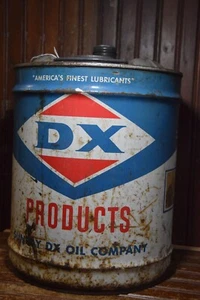 D X FINEST OIL 5 GALLON TULSA OKLAHOMA PAINTED METAL CAN SIGN CIRCA 1959 TO 1961 - Imagen 1 de 8