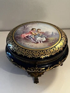 GROSSE BOITE EN PORCELAINE DE SEVRES CHATEAU DE TUILLERIES PORCELAIN BOX - Picture 1 of 17
