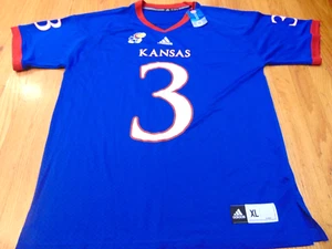 Neu mit Etikett Adidas NCAA KANSAS JAYHAWKS #3 BLAU FUSSBALLTRIKOT GRÖSSE XL - Bild 1 von 4