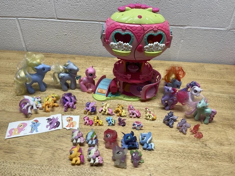 My Little Pony Ponyville Pinky Pies Balloon House and figures Hasbro 2006 lot Cover