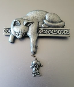 Vintage Cat Brooch Tabby Kitten With Dangling Mouse Makers mark OJJ - Picture 1 of 6