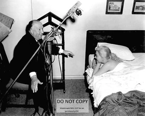 ALFRED HITCHCOCK & KIM NOVAK ON SET OF "VERTIGO" - 8X10 PUBLICITY PHOTO (AZ-647) - Picture 1 of 1