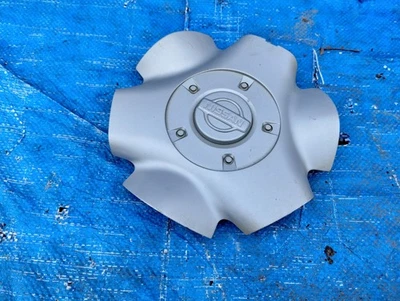 Tapa central de rueda Nissan Pathfinder 1998 1999 2000 2001 2002 plateada 40342 2W600 Foto 1 de 4