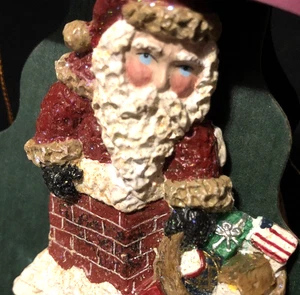 2001 Linda Lindquist Baldwin SANTA w/ BAG of TOYS Pin Brooch Pendant Ornament - Picture 1 of 12